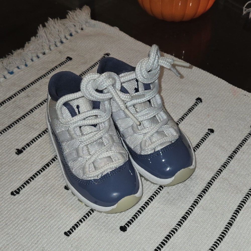 Jordan Kids Sneakers in Navy and White
